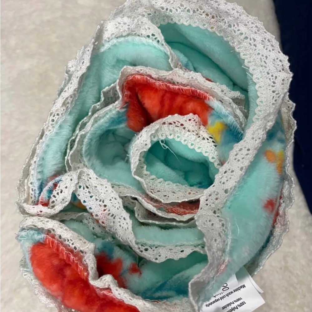 Cheerful Rose Velvet Plush Oversized Throw 50 x 72. - Picture 3 of 7